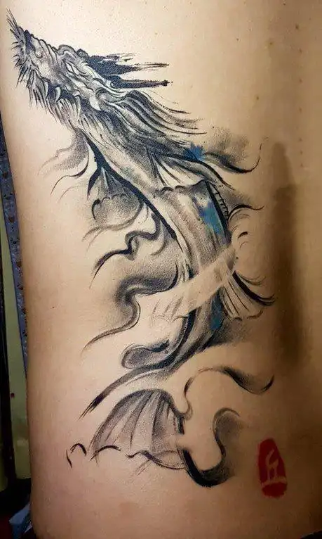 男生后背上黑灰点刺抽象线条小动物龙纹身图案