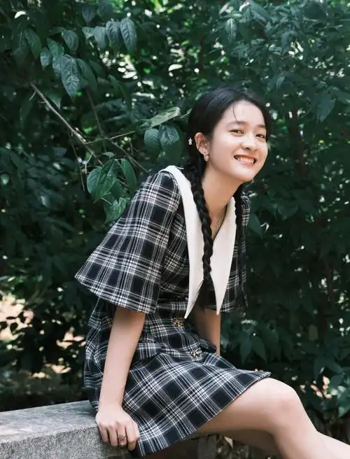 新生小花旦张雪迎穿拼接针织衣配阔腿牛仔裤个性又时髦