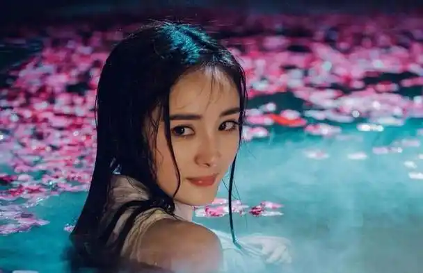 回顾:难怪电视里只有上半身,镜头下移后,是观众看不了的尴尬全景