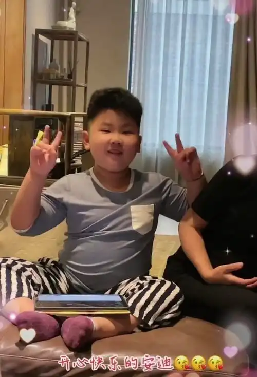 郭德纲7岁小儿子近照曝光手戴8万饰品称在幼儿园吃不饱