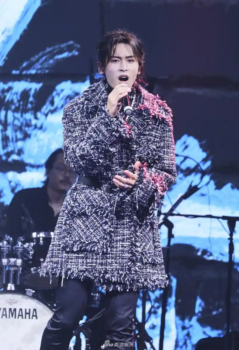 组图:张哲瀚举行ep《我遇见我》首唱会 穿束腰红西装帅气亮相