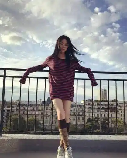 cm的身高即便不穿高跟鞋,也能让张馨予显得高挑有气质,在张馨予微博中