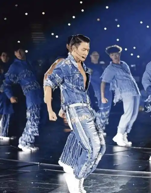 58岁刘德华容貌大变,当镜头拉近那一刻,眼眶湿润:他真的老了_不知道