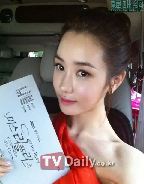 【2011.05.16】【影视】《雷普利小姐》李多海露肩自拍