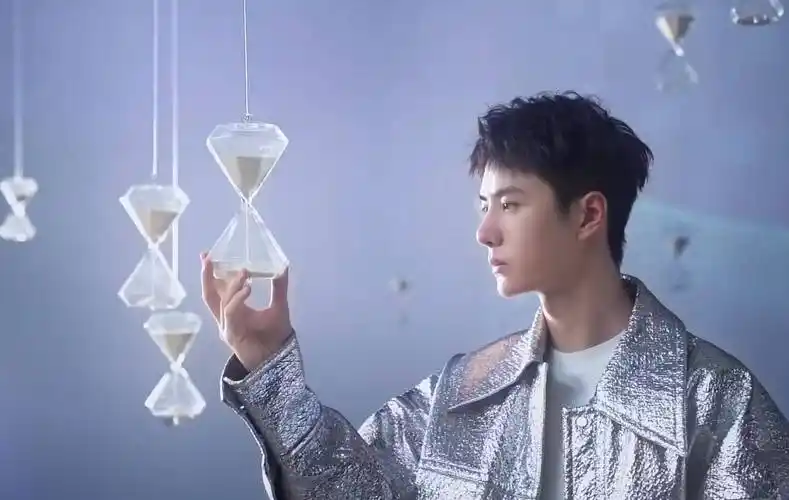 时尚达人与正能量青年秒切换,王一博一棚两用呈现双面人生_香奈儿