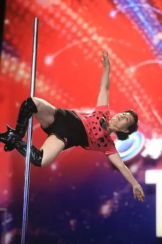 实拍69岁中国老太跳钢管舞视频