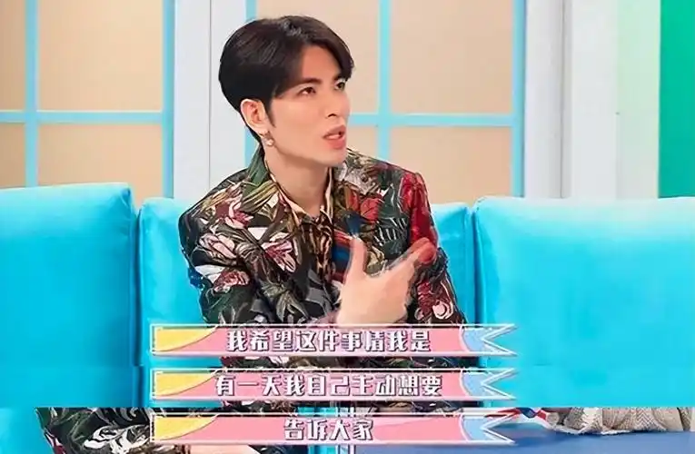 黄子韬有一次在直播中撕心裂肺地讲:他太想谈恋爱了,自己梦想就是走在