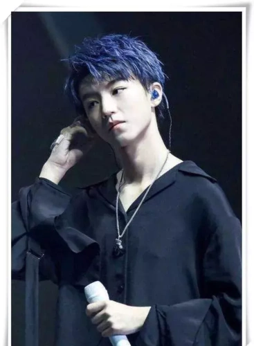 当王俊凯"星空紫"撞上蔡徐坤"水银发",一个潮炸了一个土爆了