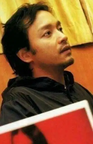 你们觉得有胡子的张国荣好看还是没胡子的?