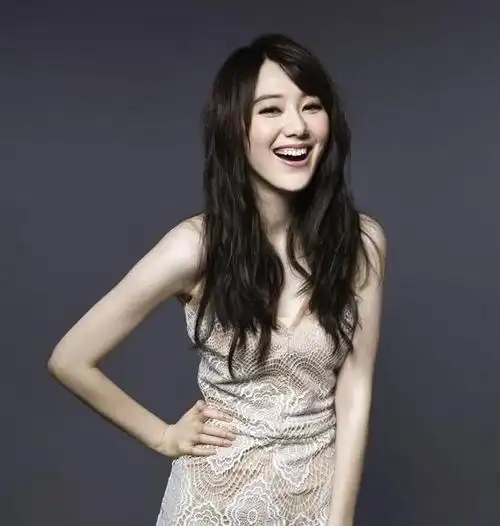 女主持王冠:离开央视4年,曾深陷"桃色绯闻",被父母催婚13年