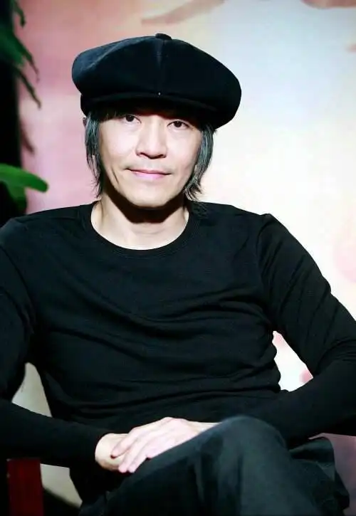 那么,今天小编就想来给大家盘点一下星爷最为经典的四张照片.