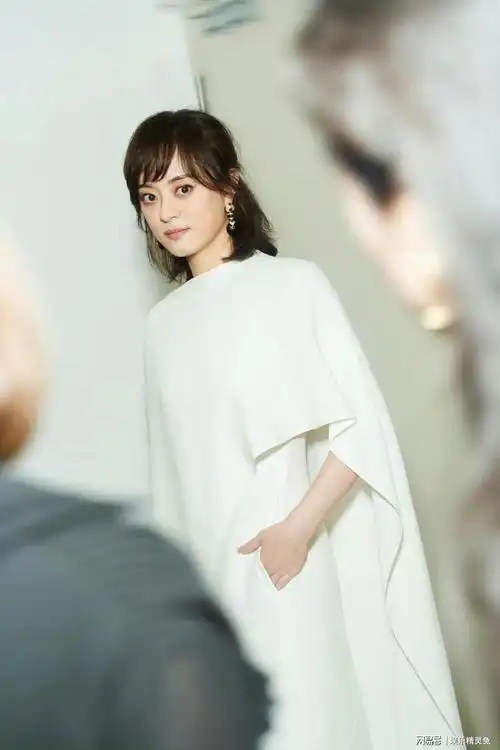 41岁孙俪活动生图曝光穿白裙留长发气质大变网友眼睛不凸了