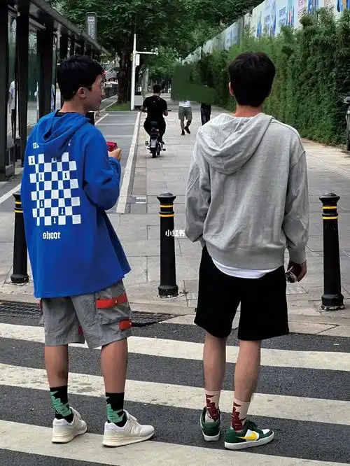 这样穿袜子是有点帅气在身上的