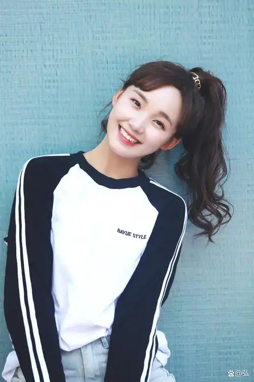 吕小雨她有着干净甜美的笑容,有着清纯可爱的气质,如夏日里的清风