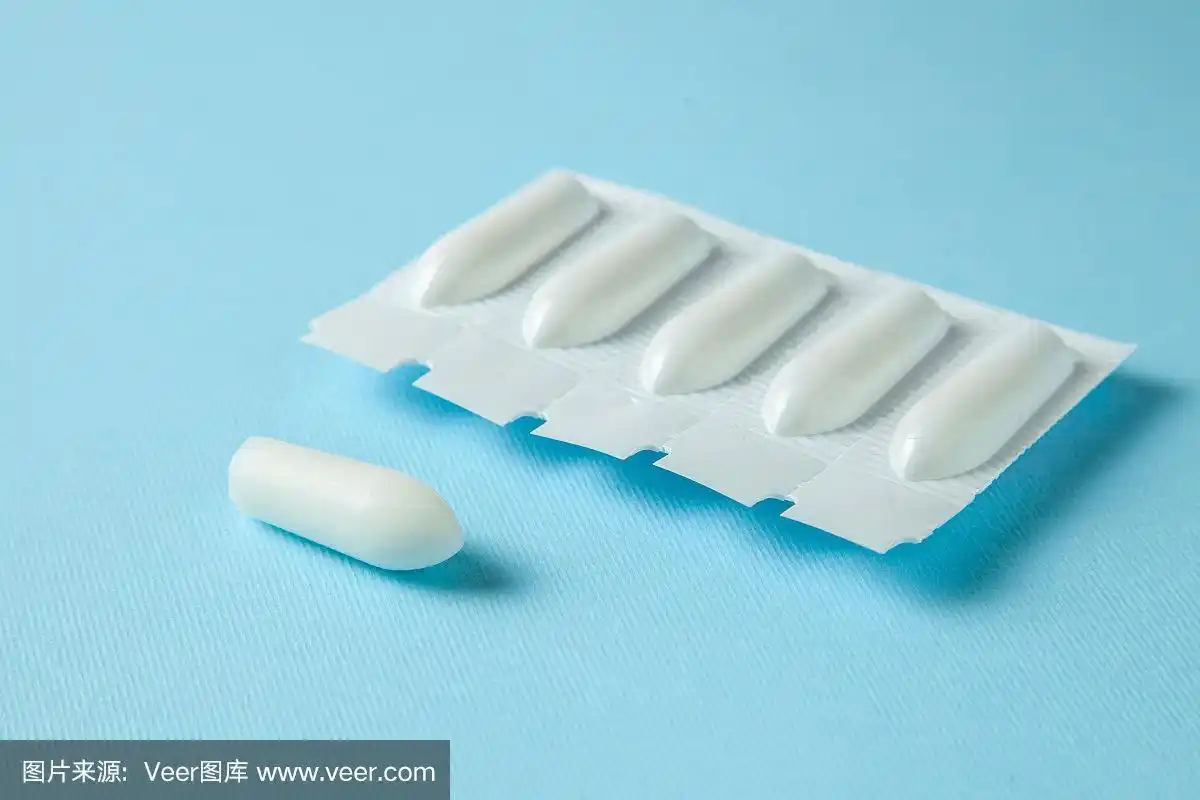 用于肛门或阴道的栓剂,蓝色背景.蜡烛治疗痔疮,温度,鹅口疮