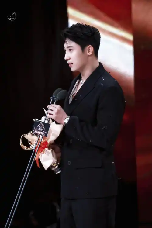 黄景瑜你快把眼镜摘了吧##黄景瑜微博之夜