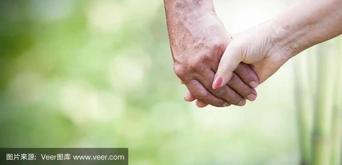 老人们手牵手,夫妻恩爱于老人们