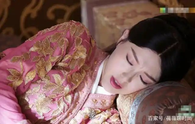 唐嫣孕期受刺激晕倒,镜头扫过她侧卧的肚子,第一个不会穿帮的孕妇