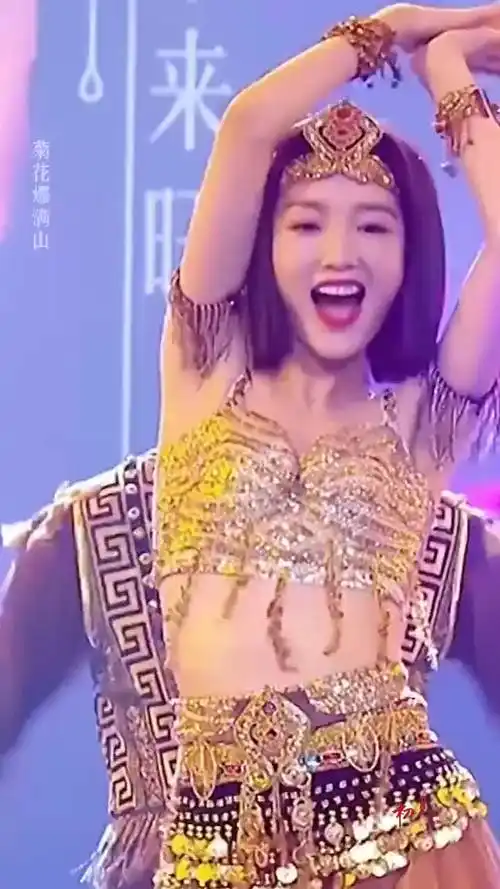 毛晓彤,妩媚又可爱,自带美瞳的宝藏女孩,跳舞带着甜美的笑容_哔哩哔哩