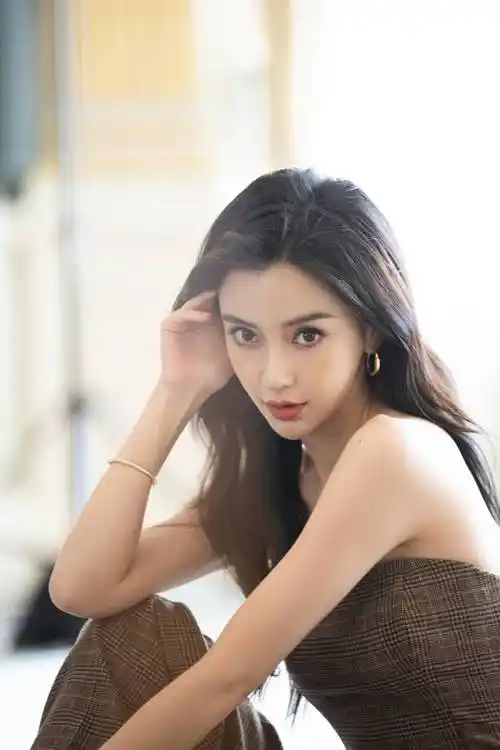 月度最in造型-7月刊:泳装外露秀酥胸蛮腰,这个夏天杨幂鞠婧祎虞书欣玩