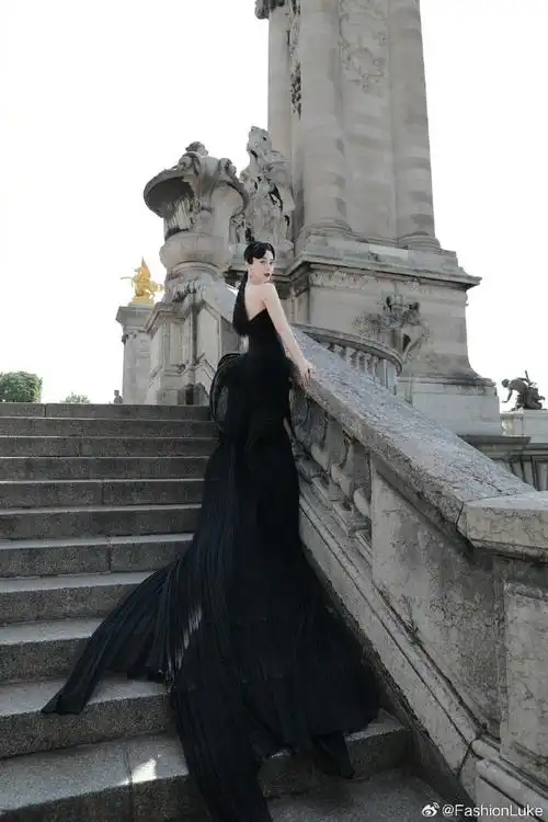 范冰冰超话× 高定礼服惊艳来袭,别致的曲线设计勾勒曼妙的身材,优越