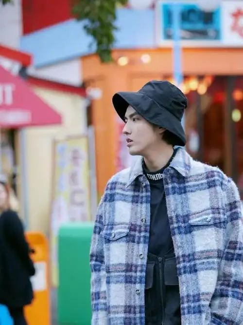 张艺兴教你三种渔夫帽穿搭风格既偷懒又可以耍帅