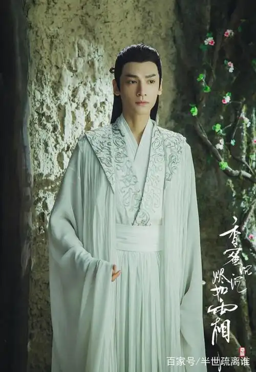 翩若惊鸿,婉若游龙,荣曜秋菊,华茂春松.