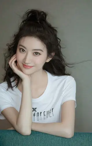 景甜拍摄一组宣传美照,一身运动风穿搭清新靓丽