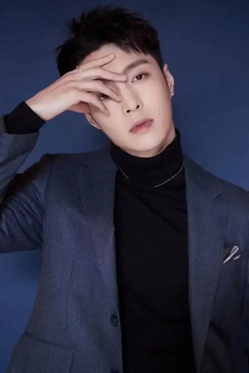 张艺兴身着蓝色西装 闪绅士风十足!