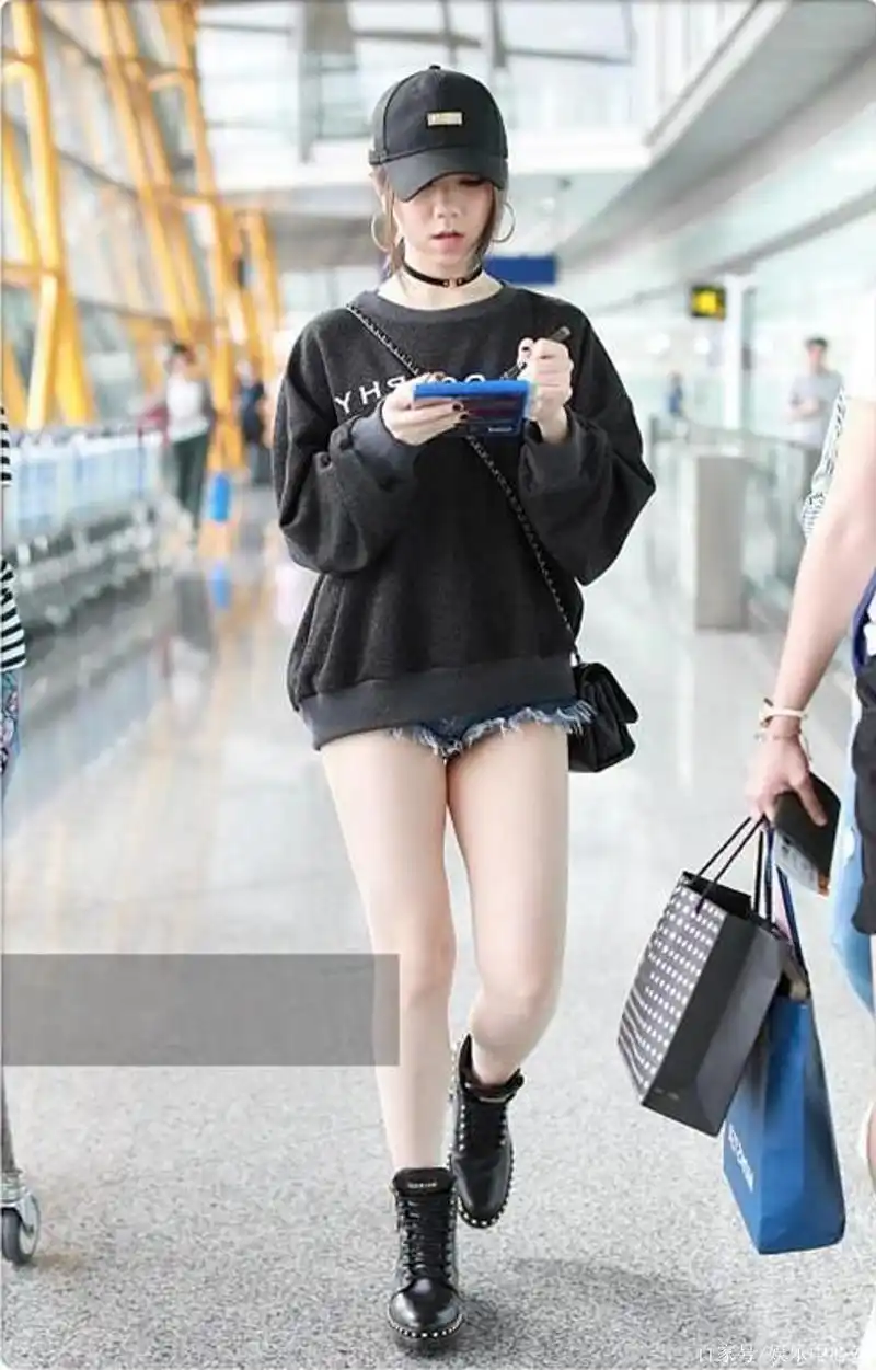 邓紫棋受啥刺激了?这腿也敢穿短裤,网友:难怪27岁还单着呢!