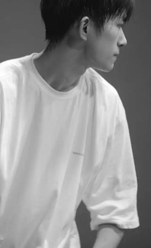 [tfboys][分享]200918 黑白滤镜下练习室的易烊千玺,一切成功都有迹可