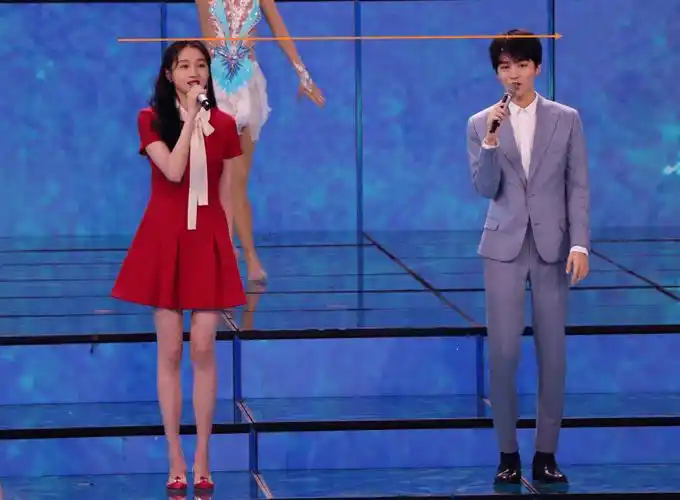 关晓彤身高172,当王俊凯晚会彩排和她同框,真实身高数据藏不住_图里