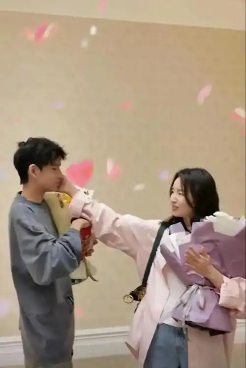 董洁44岁生日vlog15岁儿子顶顶露脸高鼻梁帅过潘粤明