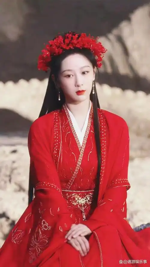 杨紫身穿这套红色汉服真是美艳无比,让人忍不住为之倾心.