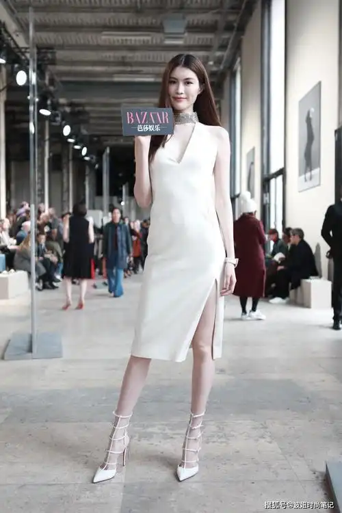 何穗的超模身材不用吹穿紧身针织裙秀黄金比例美腿白皙很抢镜