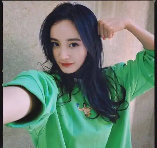 杨幂宅家狂吃不胖,晒猫咪近照调侃粉丝长胖,不小心写错字被吐槽没文化