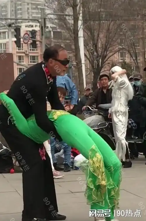 钻裆成标配沈阳劳动公园现低俗一幕谁都看不懂