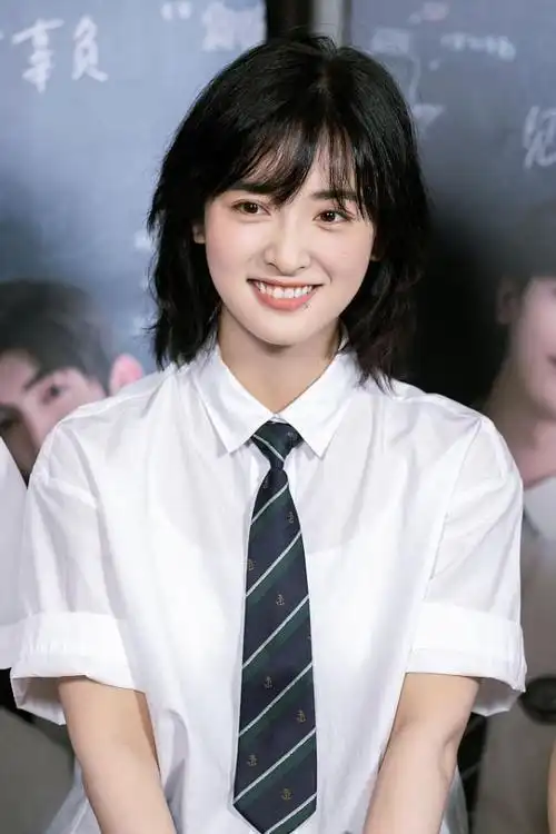 沈月参加一周的朋友首映生图能打齐肩短发搭校服青春元气