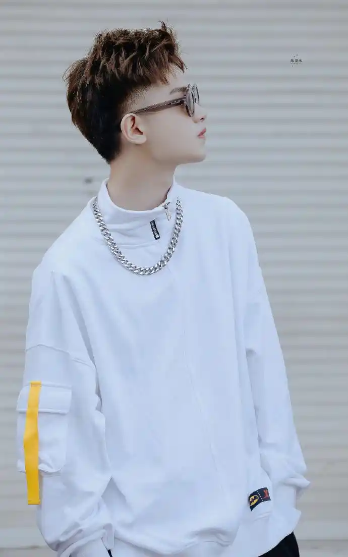 next法国之行拍摄花絮大公开 黄明昊巴黎街头尽展潮流时尚_justin