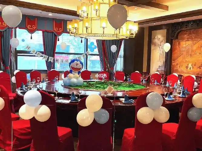 哆啦a梦主题男宝生日包间小预算布置