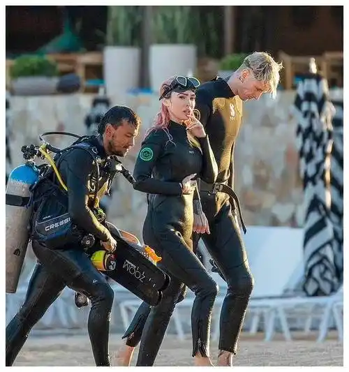 梅根福克斯与男友墨西哥度假展示泳装魅力拜潜水教练学艺