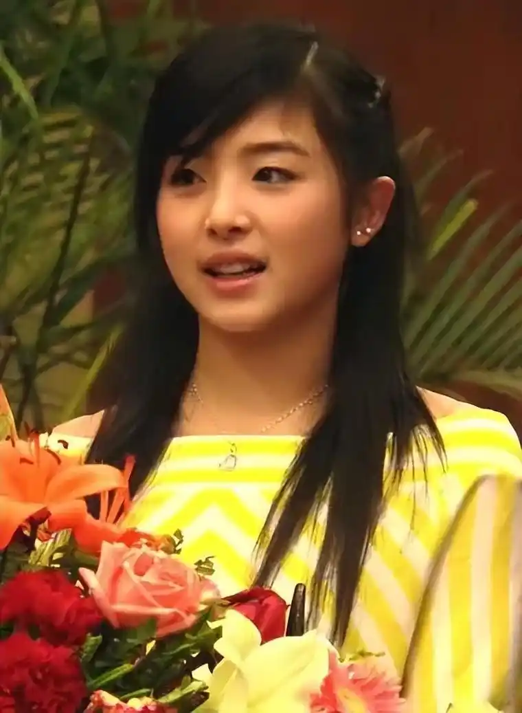 网络上突然曝出了一些张含韵的ps尺度照片,当时网路时代刚刚到来,谣言