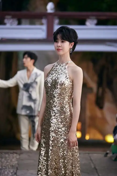 郁可唯超话"愿只愿余生无悔,随花香远飞",@郁可唯#央视中秋晚会#带来