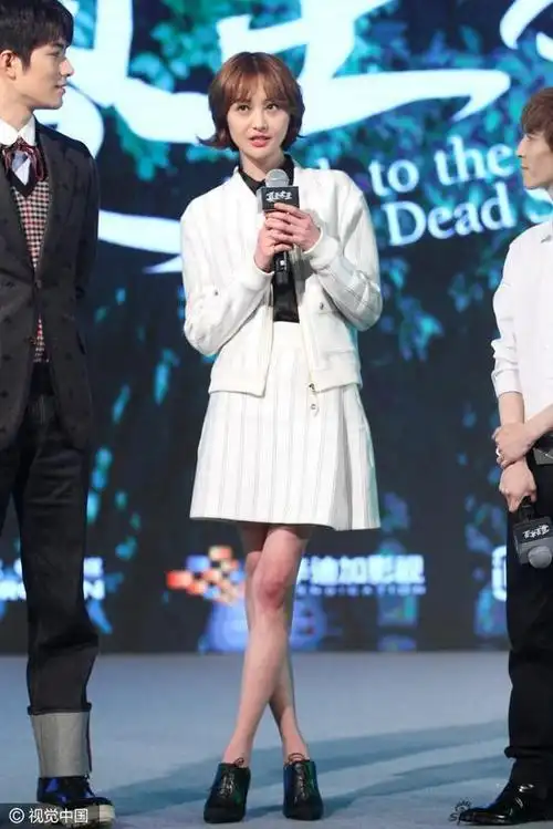 郑爽麻杆腿据说身高168cm的郑爽,曾一度暴瘦到了35公斤,简直就是纸片