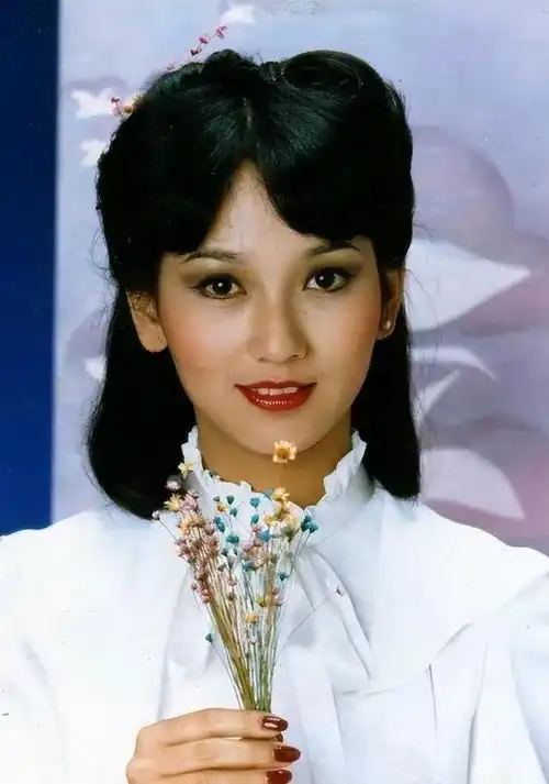 赵雅芝的3个儿子长子47岁次子44岁小儿子37岁个个让她骄傲