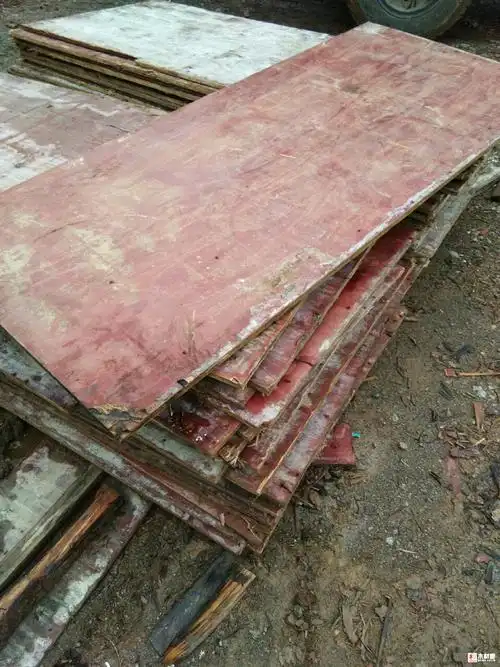 本人工地上有木板要处理