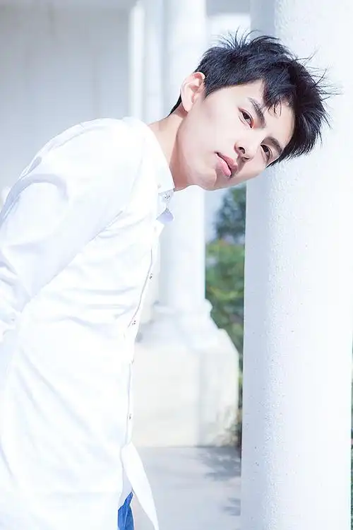 阳光下他穿着白衬衫