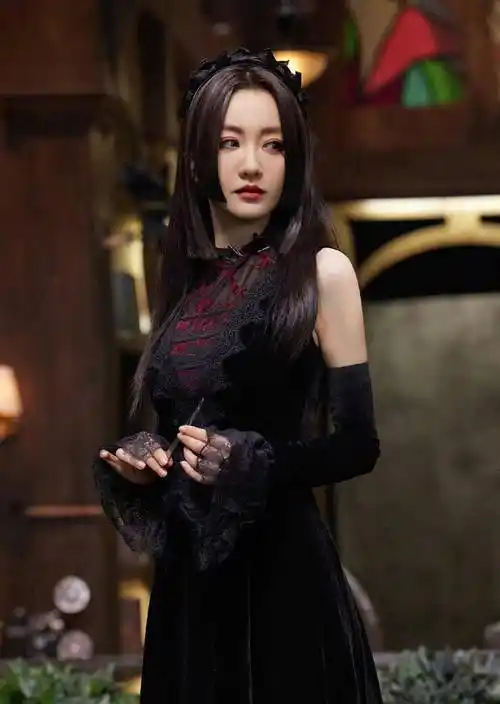 杨蓉哥特风造型好带感,黑色无袖连衣裙搭配公主切发型,酷飒十足_暗黑