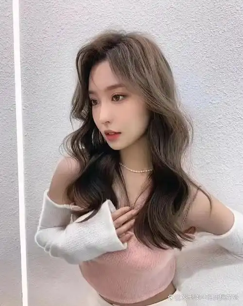 大波浪性感可爱女人味的中长发女神必备发型之一,这种卷度比较大的