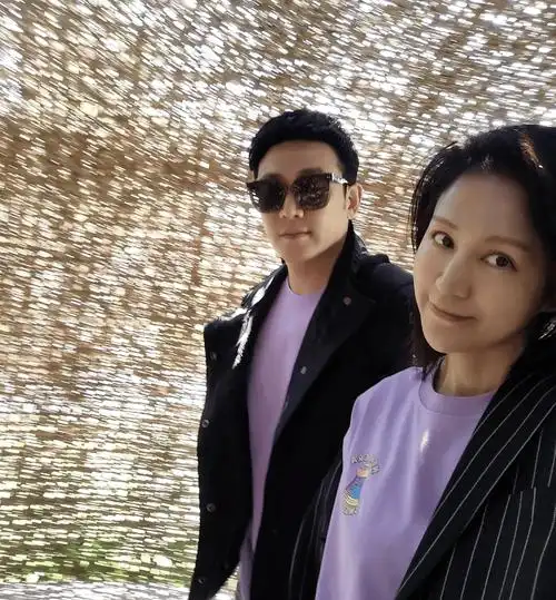 原创在小区拍到陆毅夫妻他穿西装成五短身材鲍蕾素颜就是中年大婶